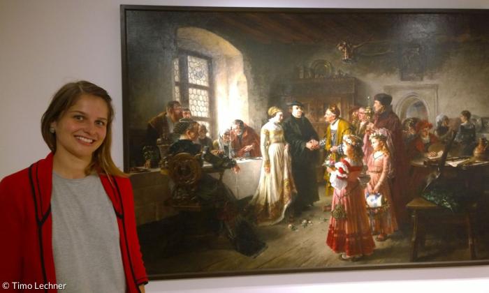 Kuratorin Frederike Schmäschke mit dem Gemälde