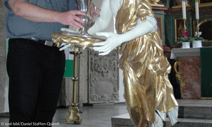 Pfarrer Martin Fromm mit Taufengel