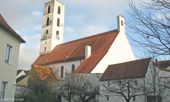 Die evangelische Christuskirche liegt nur einen Steinwurf entfernt von der historischen und heute wieder allein katholischen Stadtpfarrkirche im Herzen von Sulzbach.