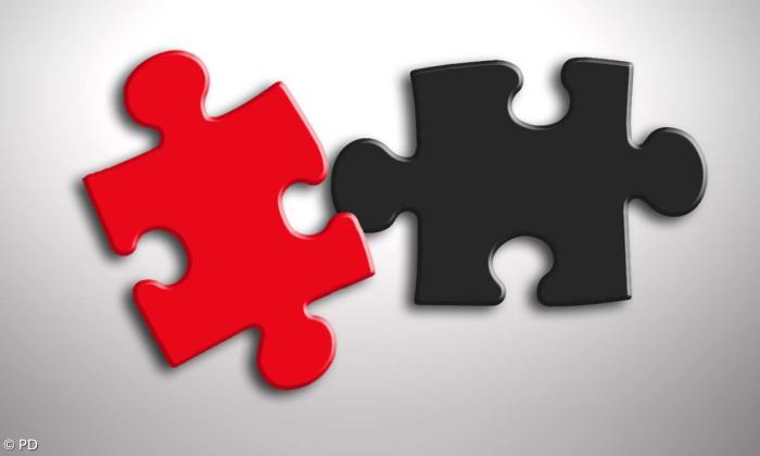 Puzzleteile rot und schwarz