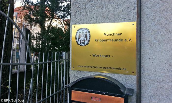 Schild zur Krippenwerkstatt.