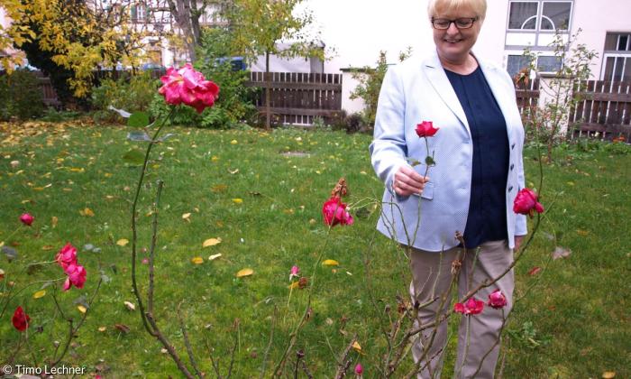 Ursula Brecht in ihrem neuen Garten