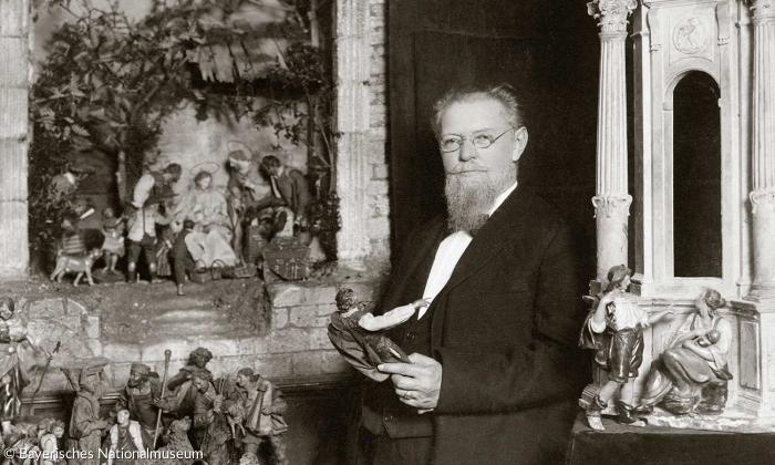 Max Schmederer um 1900 mit einer Auswahl seiner Krippenfiguren und Krippenarchitekturen. 