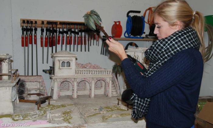 Teresa Krötz mit orientalischer Krippe.