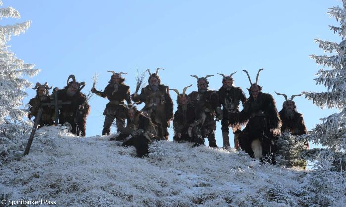 Perchtentreffen auf dem Berg.