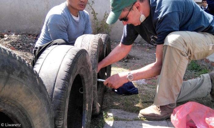 Gerhard Liwanetz bei der Arbeit an einem Spielplatz in Nepal.