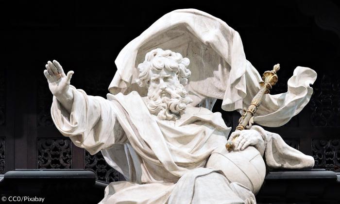 Marmorstatue symbolisch für Gott mit gehobener Hand und Zepter