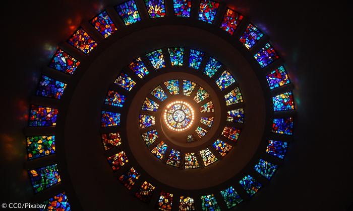 spiralförmige Anordnung von Glasbildern 