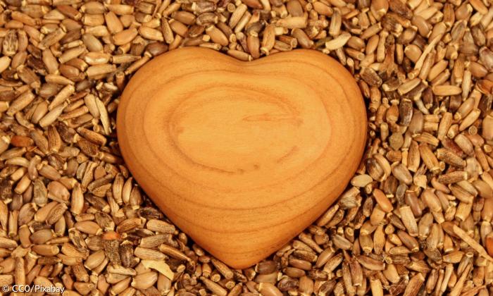 Holzherz in Körnern eingebettet