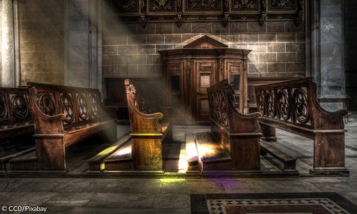 kirchlicher Innenraum mit Lichtstrahlen 