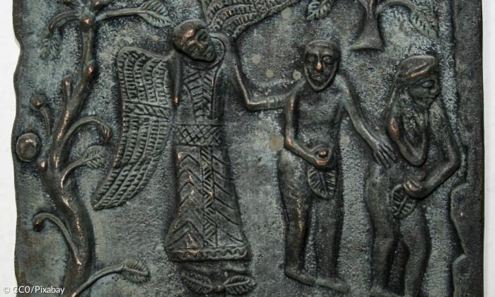 Metallplatte mit Darstellung von Adam und Eva mit Engel 