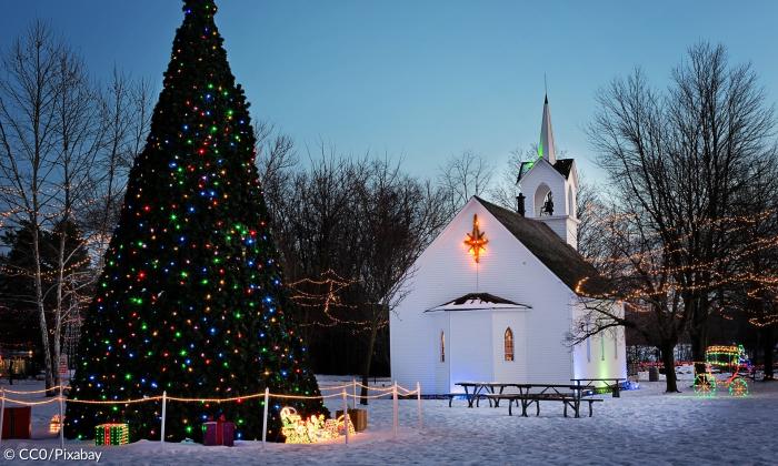Weihnachtsbaum Kirche Schnee