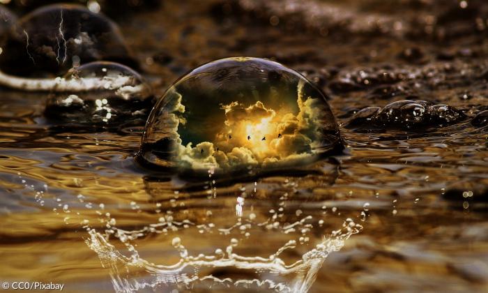 Kugel im Wasser mit Lichtreflektionen 