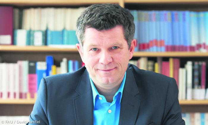 Der evangelische Theologe Peter Dabrock plädiert für mehr Aufklärung in Sachen Organspende.