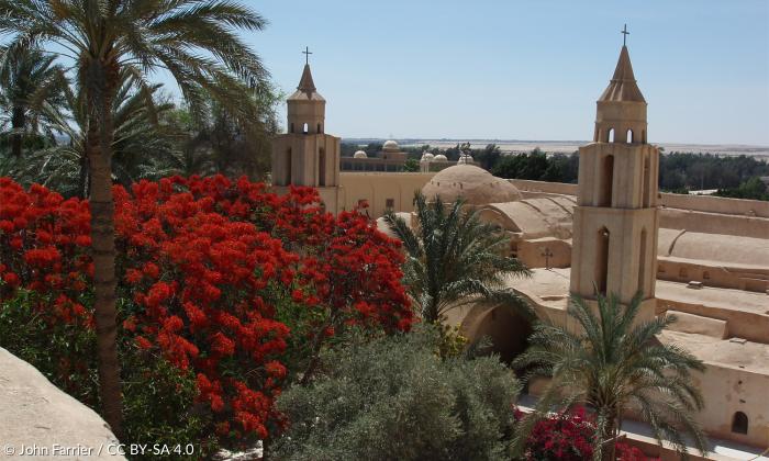 Palmen und Blüten: St.-Pischoi-Kloster (Anba Bishoy Monastery) im ägyptischen Wadi el-Natrun.