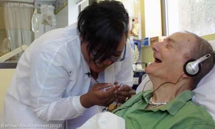 »Music & Memory - Lieblingslieder auf dem iPod aktivieren Erinnerungen und senken den Stresslevel bei Demenzpatienten.