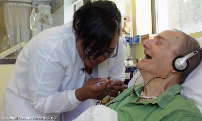 »Music & Memory - Lieblingslieder auf dem iPod aktivieren Erinnerungen und senken den Stresslevel bei Demenzpatienten.
