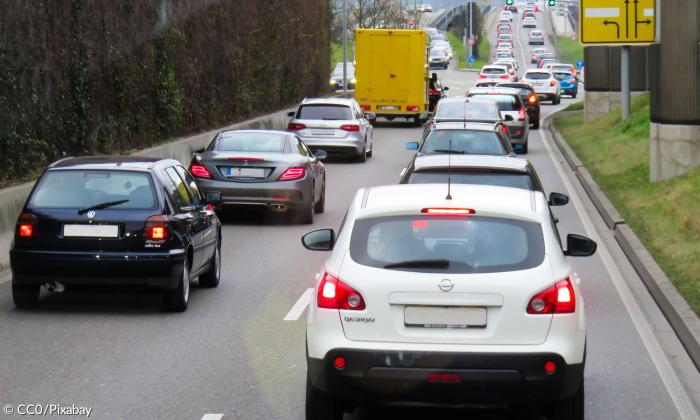 Autoabgase verpesten die Luft.