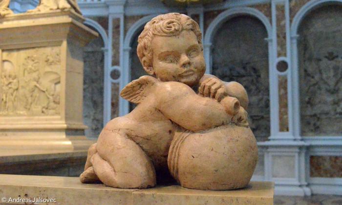 Putto auf der Brüstung der Fuggerkapelle