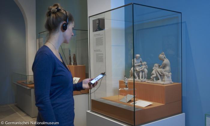 Besucherin im Germanischen Nationalmuseum