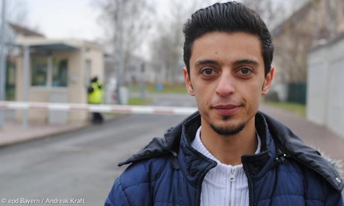 Seit Mai lebt der Syrer Mohammad Alzanna in der Aufnahmeeinrichtung Oberfranken (AEO) in Bamberg. Derzeit wohnen in der ehemaligen US-Kaserne am Rand der Welterbe-Stadt nicht ganz 1.500 Menschen - auf engstem Raum: ein Bad, ein Klo, 16 Betten, ein kleiner Aufenthaltsraum, eine Küche ohne Herd. "Man kann dieses Lager nicht verbessern, man kann es nur schließen.", sagt Mohammad Alzanna. Weil er über Italien nach Deutschland kam, soll er demnächst dorthin abgeschoben werden.