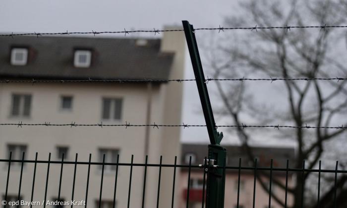 "Ein Lager in dieser Größe macht Begegnungen zwischen Flüchtlingen und Bürgern nahezu unmöglich", sagt Tontsch. Denn die meiste Zeit trennt ein Zaun Anwohner und Flüchtlinge. 