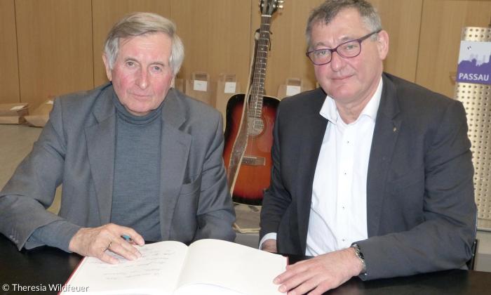 Alois Glück beim Eintrag ins Dekanatsbuch. Rechts: Dekan Bub.