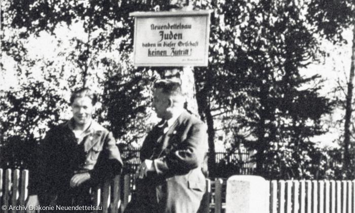 Sommeridyll 1933 in Neuendettelsau: »Juden haben in dieser Ortschaft keinen Zutritt!« Tafeln wie diese standen am Neuendettelsauer Bahnhof und an den Ortseingängen.