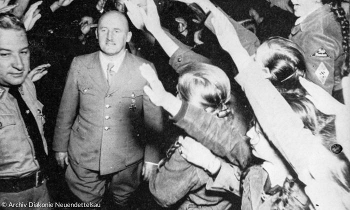 April 1938: Begeisterte Neuendettelsauerinnen begrüßen den »Frankenführer« Julius Streicher. 
