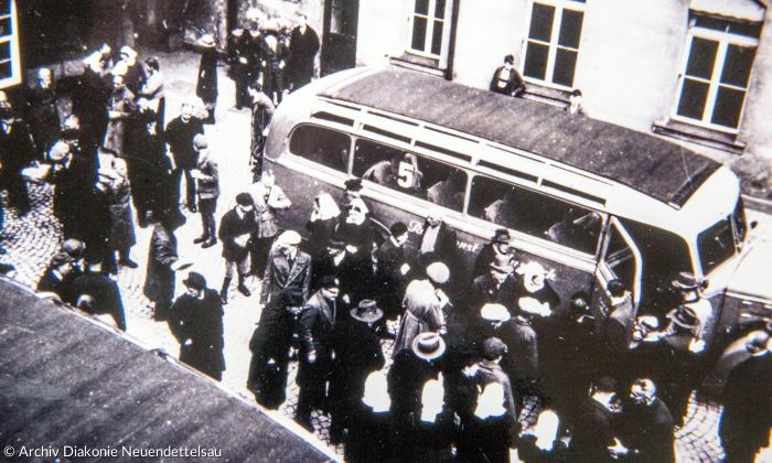 Die »Grauen Busse« der »Euthanasie«-Aktion: Menschen mit Behinderung werden im Februar oder April 1941 aus der Pflegeanstalt Bruckberg der Diakonissenanstalt Neuendettelsau abtransportiert. Von 1205 betroffenen Heimbewohnern überlebten 372. Das Foto wurde heimlich aufgenommen.