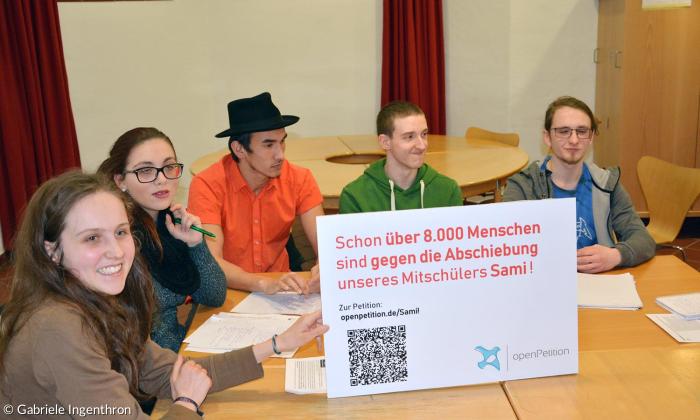 Der Schüler Sami (mit Hut) umringt von seinen Klassenkameraden (v. l.): Tamara, Silvana, Alex und Sebastian.