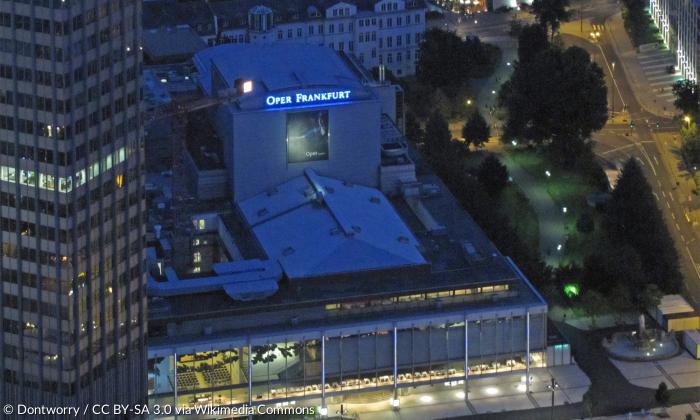 Das in den 1960er-Jahren errichtete neue Frankfurter Opernhaus (Blick vom »Maintower«-Hochhaus).