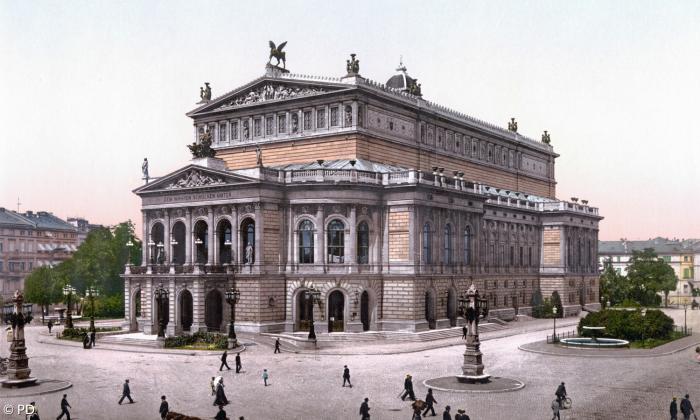 Die Alte Oper Frankfurt auf einem um 1900 entstandenen Photochromdruck: Hier wurde am 20. Februar 1943 Carl Orffs Oper »Die Kluge« uraufgeführt.