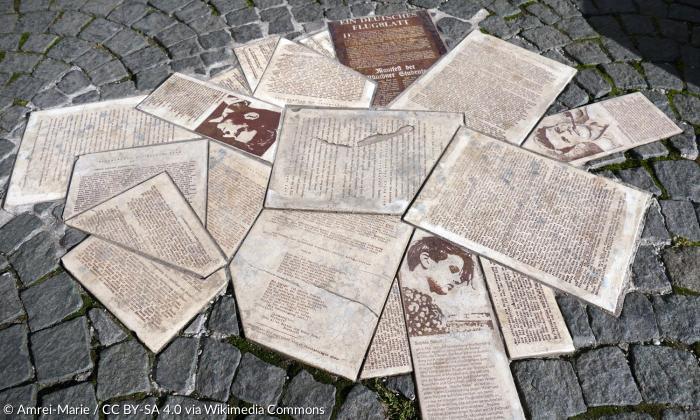 Vor dem Hauptgebäude der Münchner Ludwig-Maximilians-Universität erinnert diese Installation im Boden an die »Weiße Rose« und ihre Flugblätter, die sie in den Lichthof des Gebäudes fallen ließen.