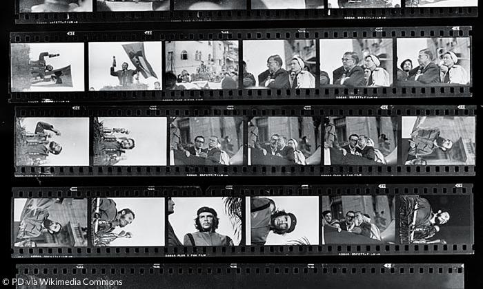 Kontaktabzug der Fotoserie von Alberto Korda mit dem berühmten Bild von Che Guevara als »Guerrillero Heroico« (vorletzte Reihe Mitte). Das Foto entstand am 5. März 1960 auf dem Friedhof Cristóbal Colón in Havana bei einer Trauerfeier.