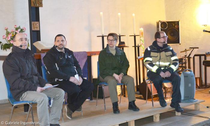Beim Gottesdienst in Burglengenfeld (von links): Pfarrer Gottfried Tröbs, Feuerwehrkommandant Christoph Wasser, Polizeihauptkommissarin Tina Schmidt und Rettungssanitäter Andreas Schießl.