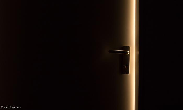 Geöffnete Tür mit Licht