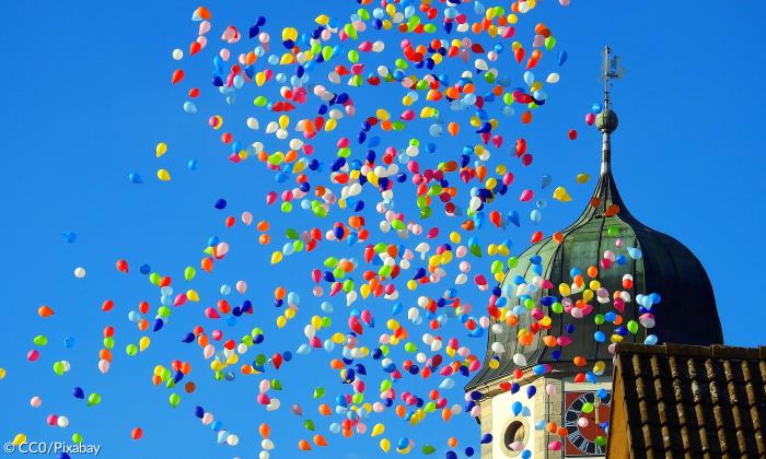 Fasching Luftballons Kirchturm