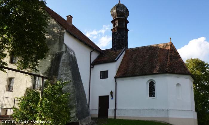 Die katholische Schlosskapelle St. Valentin ist im Kern spätgotisch, barockisiert mit Ausstattung. Sie liegt in der kleinen Ortschaft Au vorm Wald in Niederbayern.