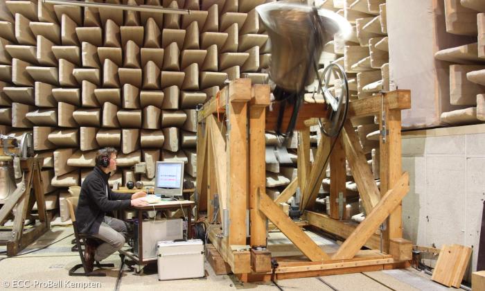 Michael Plitzner von der Hochschule Kempten beim Testläuten einer Glocke.