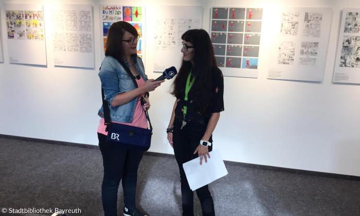 Interview vor den Bildern der Ausstellung "Toleranz in Comics und Graphic Novels" in Bayreuth