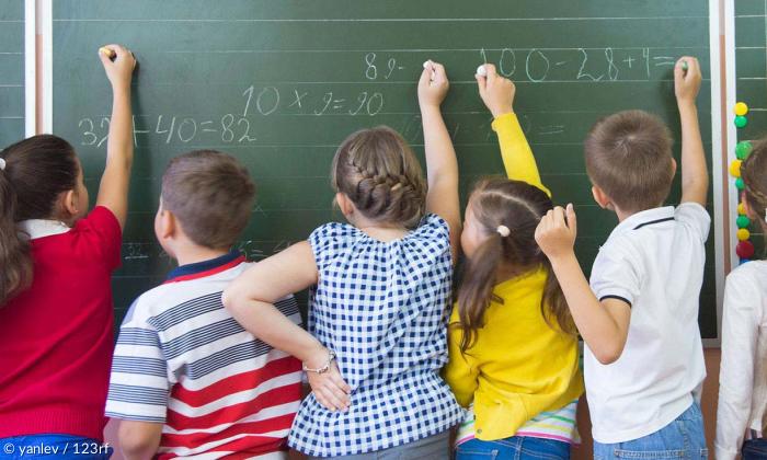 Kinder an der Tafel im Mathematik Unterricht Schule