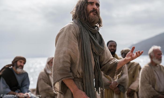 Jesus (Joaquin Phoenix) predigt am See Genezareth.