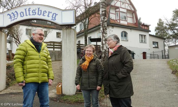 Ferdinand Höllerer, Ingrid Buchfelder und Renate Lendl vom Helferkreis in Neuhaus vor der Asylbewerberunterkunft.