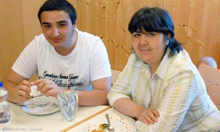 Ashot A. mit seiner Mutter Gayane im Mai 2015