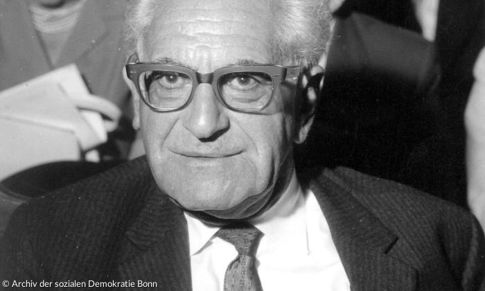 Fritz Bauer bei der Gedenkfeier für Anne Frank in Frankfurt 1963.