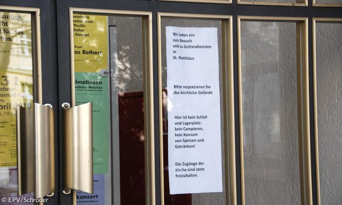 Hinweisschild am Kircheneingang.