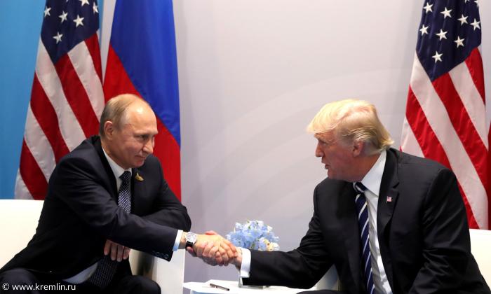 Wladimir Putin und Donald Trump beim G20-Gipfel 2017 in Hamburg.