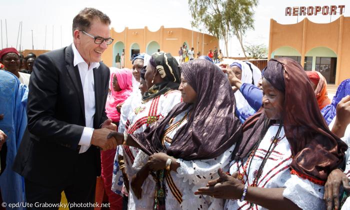 Gerd Müller während seiner Afrikareise 2016 in Agadez.