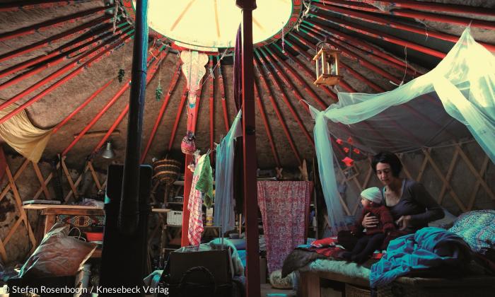 Im Inneren einer Jurte ist es warm und gemütlich: Foto aus Stefan Rosenboom/Nadja Schotthöfer/David Schuster: "Die fliegende Jurte - Vom Glück einfach zu leben", Knesebeck-Verlag.